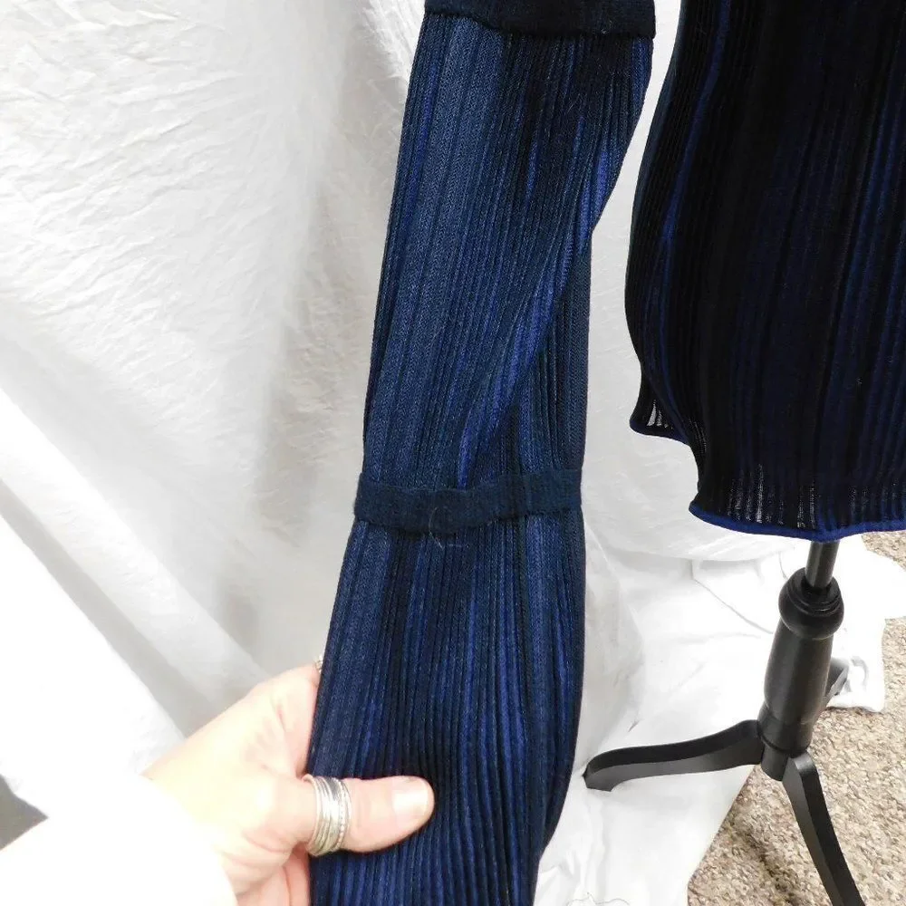 Club Monaco M Blue & Black Ribbed Striped Cold Shoulder Blouse NEW - Picture 4 of 6